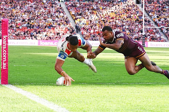 Setu Tu dos Dragões marcou um try durante a vitória da 13ª rodada sobre o Broncos.