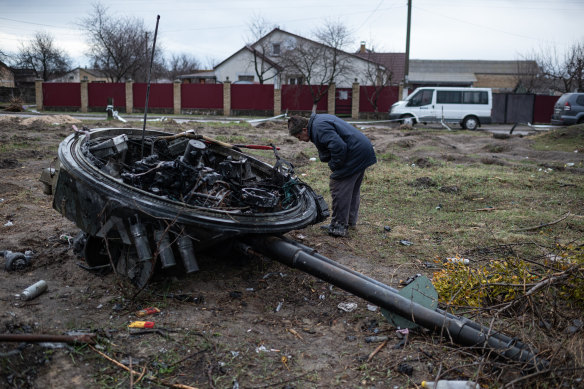 Another Russia tank turret blown off in Ukraine.
