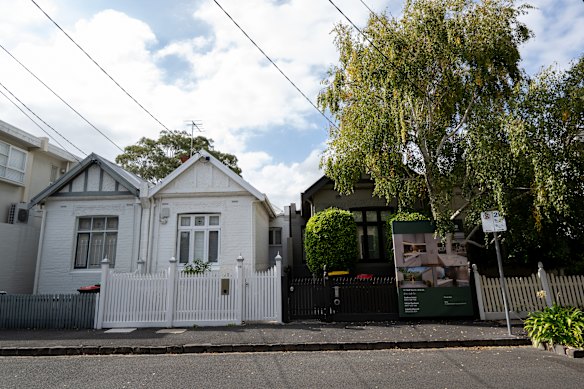 The corner of Toorak south of the train line has a lower median house value than other parts of the suburb.