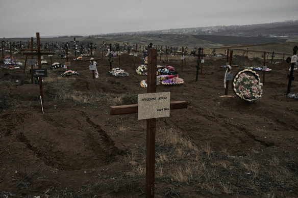 Ukrayna'nın Donetsk bölgesinde Rus birlikleriyle en ağır çatışmaların yaşandığı Bakhmut'taki bir mezarlıkta Pazar günü yeni mezarın üzerinde 