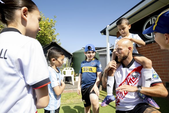 Gavin De Niese speaks with his academy players.