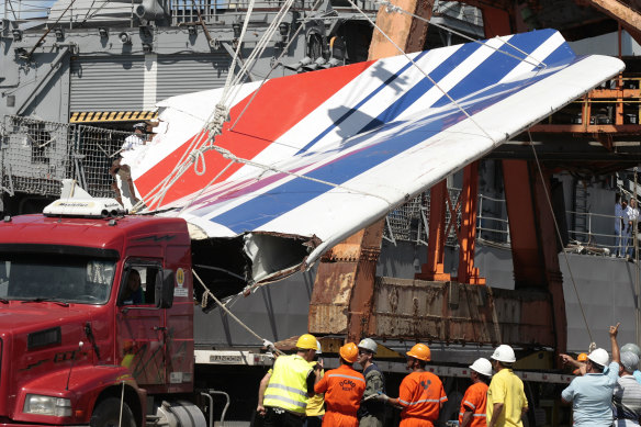 I lavoratori scaricano il relitto del relitto dell'Air France AF447, dalla fregata Constitution della Marina brasiliana, nel porto di Recife, nel nord-est del Brasile, il 14 giugno 2009.