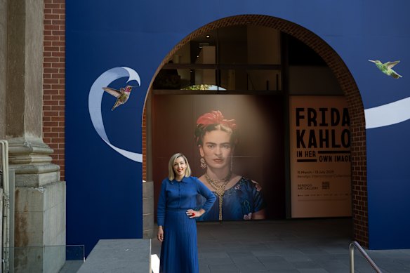 Bridgfoot na entrada da galeria durante a exposição de Frida Kahlo no início deste ano.