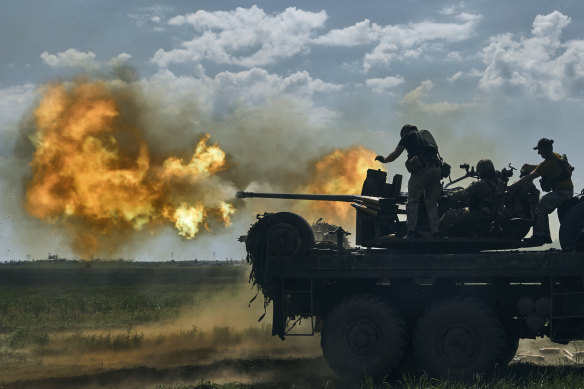 Heavy artillery bombardment in the Battle of Bakhmut, May 2023.