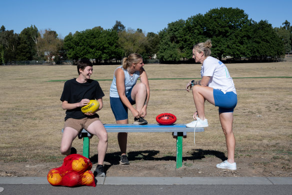Mairead Murphy, Courtney Johns and Belinda Hateley from the Kyneton Women’s Football team. 