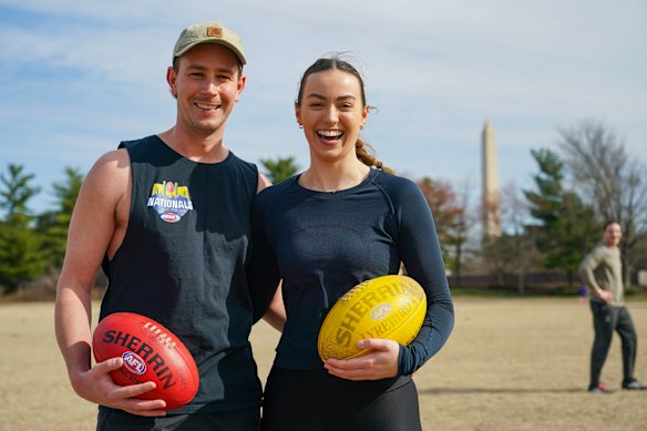 Will Lack e sua noiva Jacqui Page, que jogam futebol australiano no DC Eagles em Washington.
