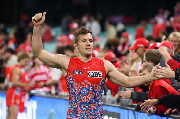 Luke Parker thanks fans after the Swans beat Richmond last Friday night at the SCG 
