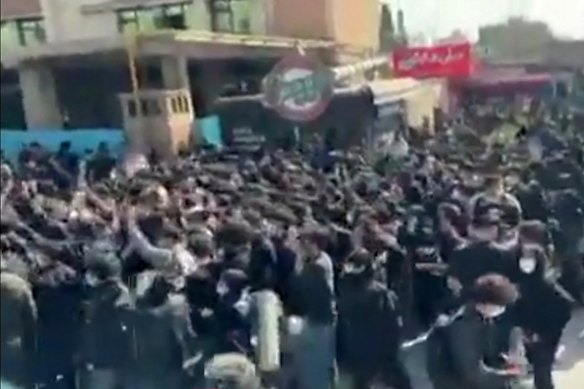 Captura de tela de vídeo postado nas redes sociais e verificado pela Agence France-Presse mostrando iranianos em confronto perto do Departamento de Engenharia Aeroespacial da Universidade Sharif, em Teerã, neste fim de semana.