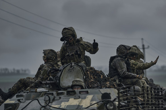 Ukraynalı askerler bir APC'nin tepesinde cephe hattı pozisyonlarına doğru ilerliyor.