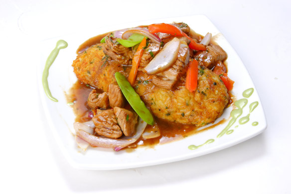 Tacu-tacu是一个典型的胃填料制成吃剩的米饭。