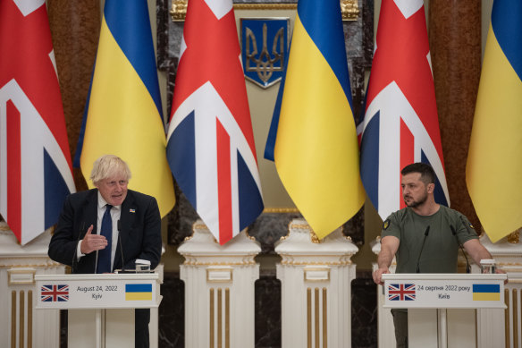 Ukrainian President Volodymyr Zelensky and British Prime Minister Boris Johnson on August 24 in Kyiv.