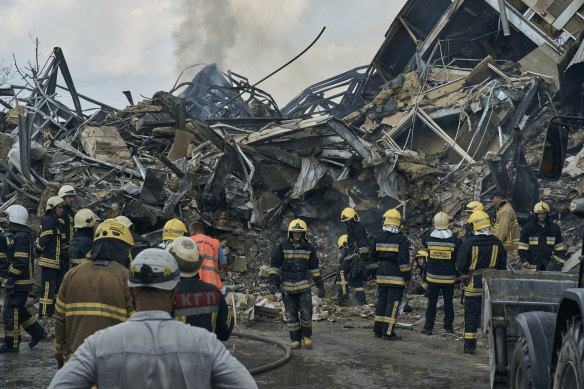 Acil servis personeli, Odesa'daki bir Rus saldırısından sonra yıkılan bir binanın bulunduğu yerde çalışıyor.