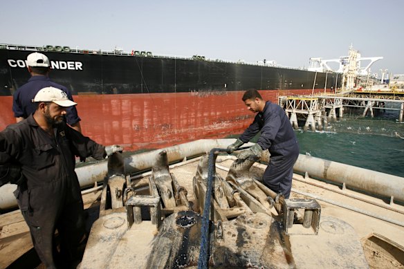 I lavoratori del settore petrolifero scaricano una petroliera in mare al largo delle coste dell'Iraq nel 2007.
