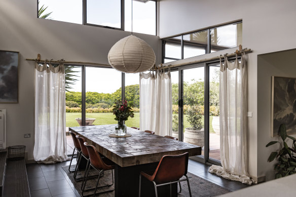 After a day on the coast, unwind here in spaces styled for prolonged lounging, with books and board games on hand. 