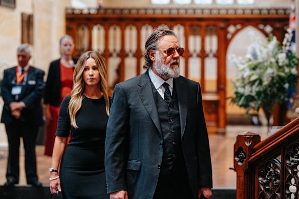 Russell Crowe and his partner Britney Theriot arrive at St Andrew’s Cathedral for the funeral.