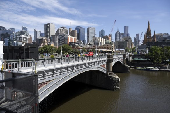The Princes Bridge is currently undergoing a major facelift. Oli Clack and his team are replacing and restoring the stonework on the iconic Melbourne landmark.