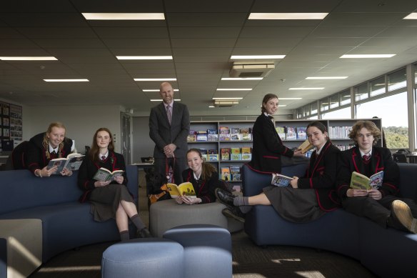 Balcombe Grammar principal Ross Patterson with students Isla, Lucy, Niamh, Maisy, Millie and Sam, with therapy dog Maurice in the library.