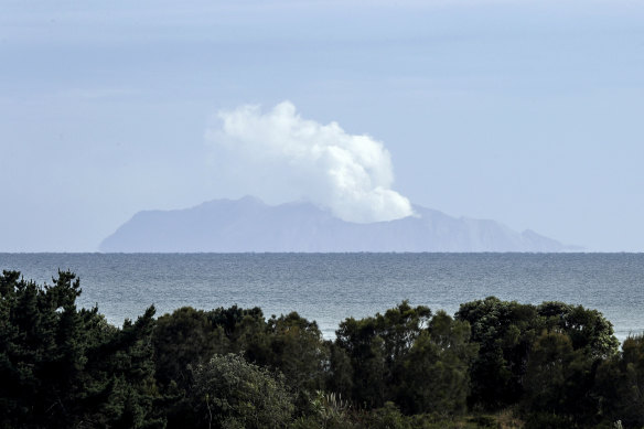 9 Aralık 2019'da volkanik bir patlamadan iki gün sonra, Yeni Zelanda'nın Whakatane kıyılarındaki Beyaz Ada'nın üzerinde buhar bulutları yükseliyor. 