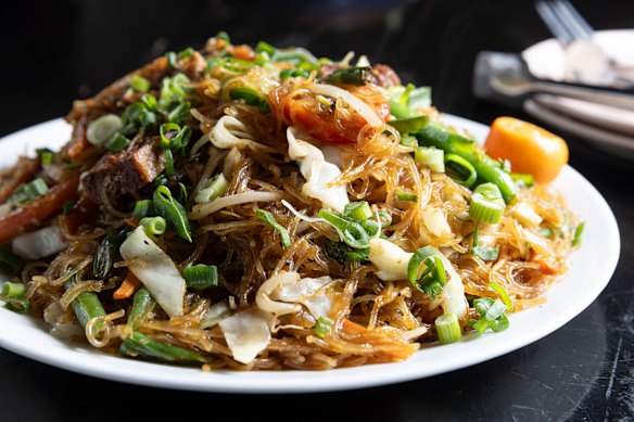 Stir-fried rice noodles with vegetables.