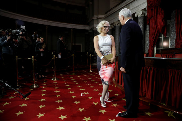 Senatör Kyrsten Sinema, 2019'da ABD Başkan Yardımcısı Mike Pence ile yemin töreni öncesi.