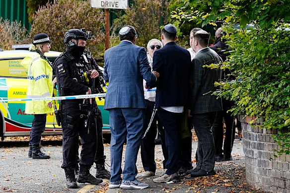 Os membros da comunidade judaica falam com a polícia após o ataque terrorista na sinagoga da congregação hebraica de Heaton Park em Manchester na quinta -feira.