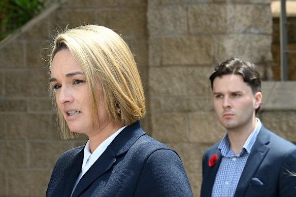 A advogada de Bruhn, Anna Balmer, fala à mídia ao lado do co-réu Patrick Sinnott.