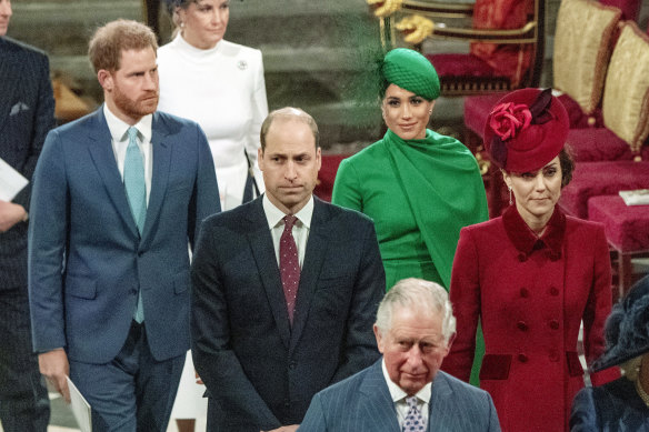 Prens Harry ve Meghan, Prens William, Catherine ve Kral'ın arkasında yürüyor.