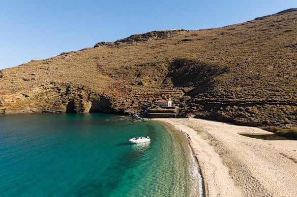 Onar, Andros’ stone suites seamlessly integrated into the rocky shore above Ahla beach.