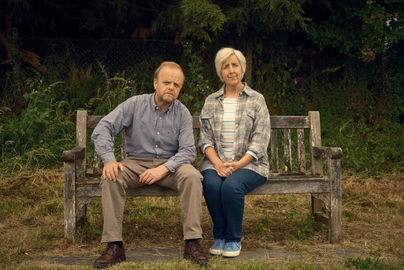 Toby Jones as Alan Bates and Julie Hesmondhalgh as Suzanne Sercombe in Mr Bates vs the Post Office.