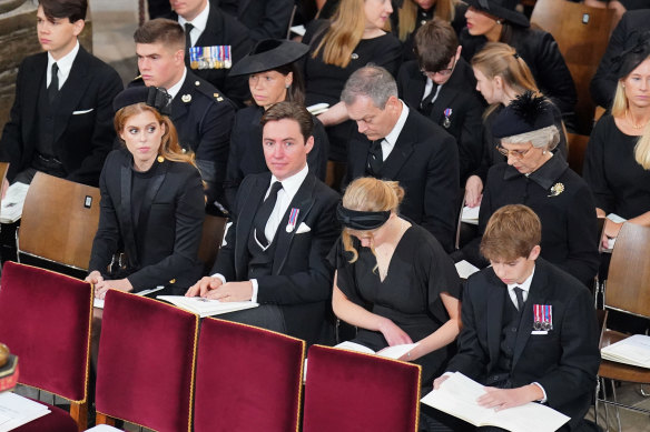Princess Beatrice, Edoardo Mapelli Mozzi, Lady Louise Windsor and Viscount Severn, (second row, L-R) Samuel Chatto, Arthur Chatto, Lady Sarah Chatto and Daniel Chatto at the Queen’s funeral in Westminster Abbey.