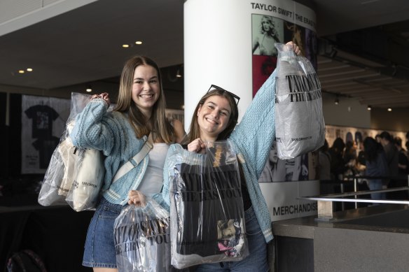 Maddie Onley (left) and Olivia Licciardi (right) arrived at the pop-up in matching 1989 cardigans. 