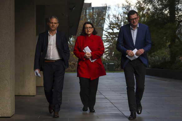Brett Sutton, Jenny Mikakos e Daniel Andrews pouco antes de Melbourne entrar em confinamento em julho de 2020.