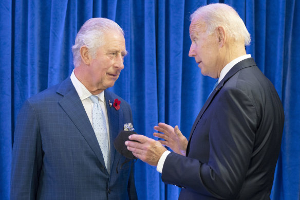 Ardından Prens Charles (solda), Kasım 2021'de Glasgow'da düzenlenen COP26 zirvesi sırasında ikili görüşmeleri öncesinde Joe Biden'ı selamlıyor. 