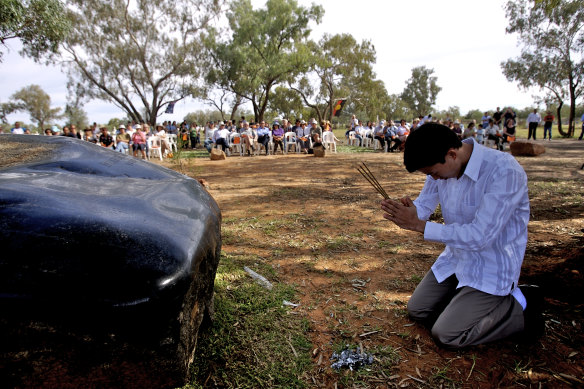 Tran Van Giap offering prayers at Fred Hollows’ grave in 2008.