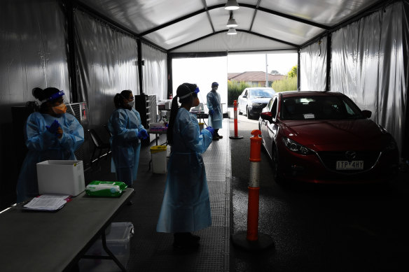 Cars queuing at a COVID-19 testing site in Craigieburn on Thursday.