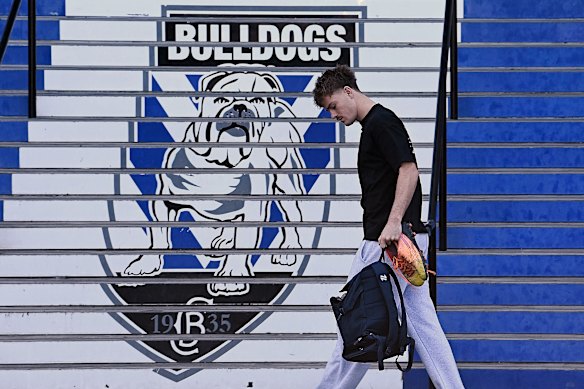 Bulldogs No. 7 Lachlan Galvin arrives at training on Monday.