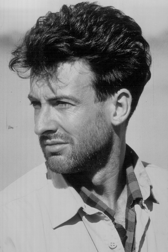 Lutando por uma causa: Hirst em 1987 durante a campanha Lets Beat Poverty da Freedom from Hunger em Bondi Beach.