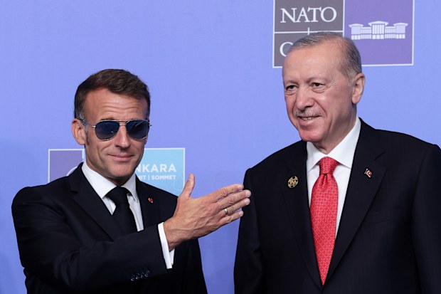Recep Tayyip Erdoğan, Türkiye Cumhurbaşkanı, Emmanuel Macron, Fransa Cumhurbaşkanı ile NATO zirvesinde.