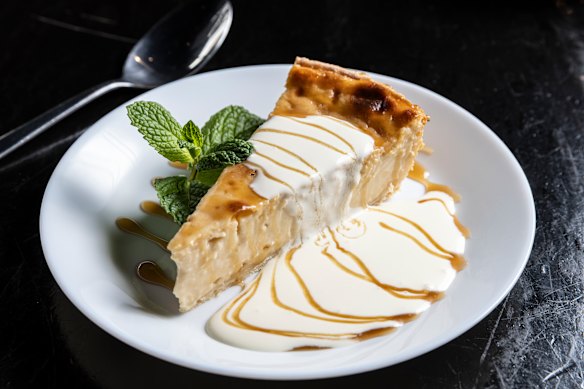 Leche pie.