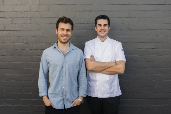 Elliot Solomon, PDG de Solotel (à gauche) avec le chef Chez Blue Mark Williamson.