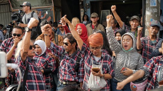 Ahok supporters in front of Brimob Command HQ in Depok. They waited all night for his release on Thursday.