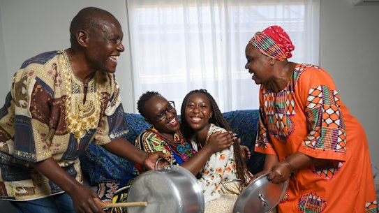 Sarah Irungu, estudiante de Heathdale Christian College, y su familia celebraron el jueves la puntuación ATAR de 96,6 del estudiante.