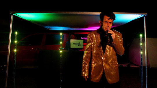 An Elvis Presley impersonator from Wodonga performs at the border checkpoint at South Albury as it prepares to reopen on November 23.