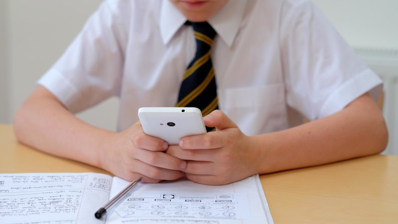 Yondr pouch: Australian kids outsmarting school phone bans