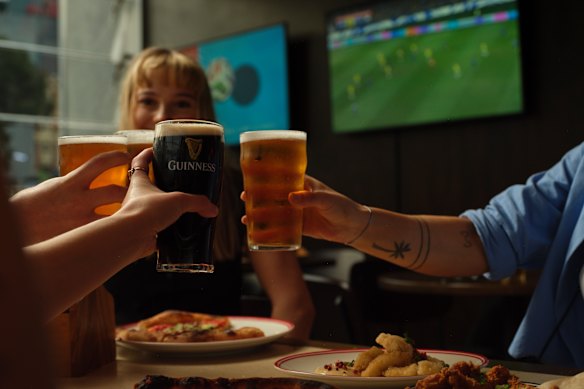 Cold beers, pub food and footy on the big screens at Transport Hotel.