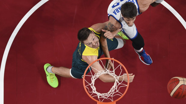 Australia’s Matthew Dellavedova (8) and Italy’s Achille Polonara (33) battle for a rebound.