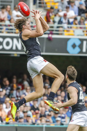 Charlie Curnow spills one at the Gabba.