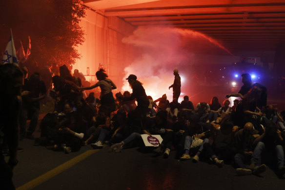 Protesters clash with police as anti-government protests are stepped in Takem, Jerusalem. 