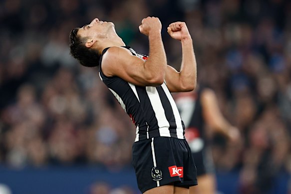 Daicos breaks free of the tag. 