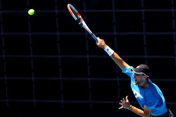 Dominic Thiem sert lors d'une séance d'entraînement lundi.